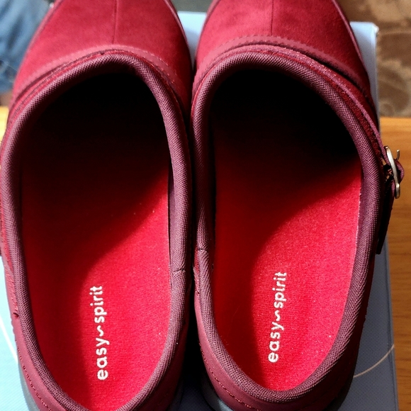 Easy Spirit Clogs - Picture 2 of 6